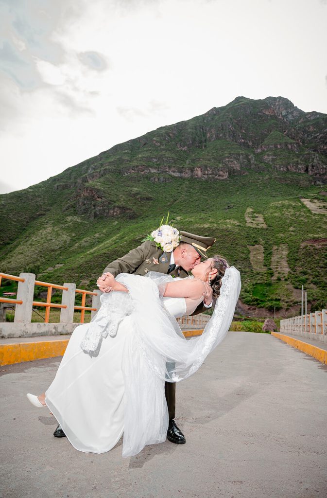 Foto de pareja uniformado en Cusco