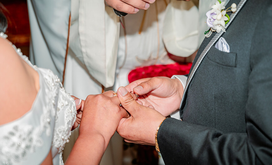 Entregando el anillo en una preboda en Cusco