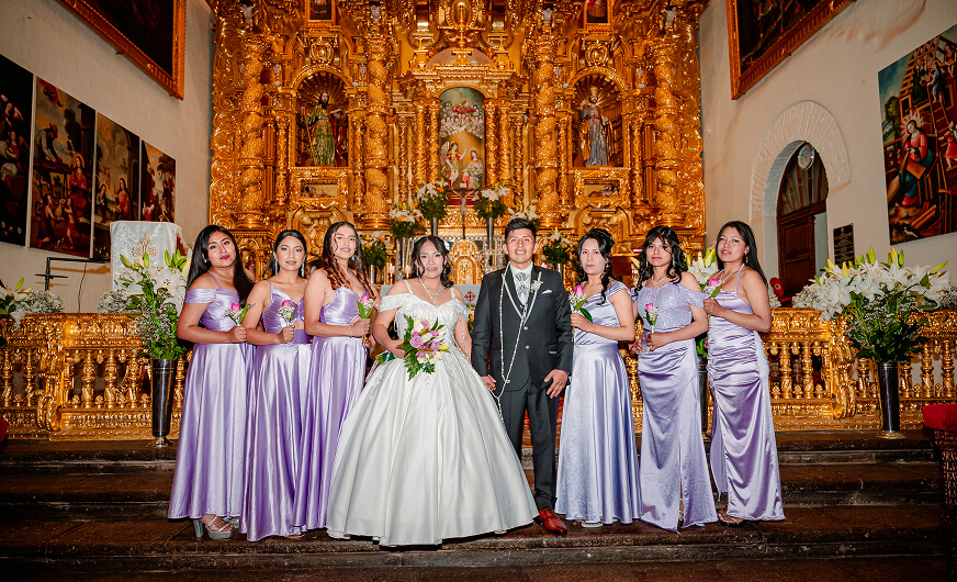 foto en el templo con las damas en boda en Cusco
