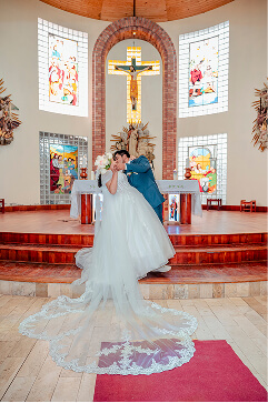 Beso de boda en templo de Cusco
