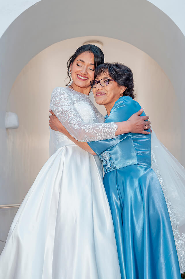 Mama abranzado a Hija en foto de poreboda en Cusco